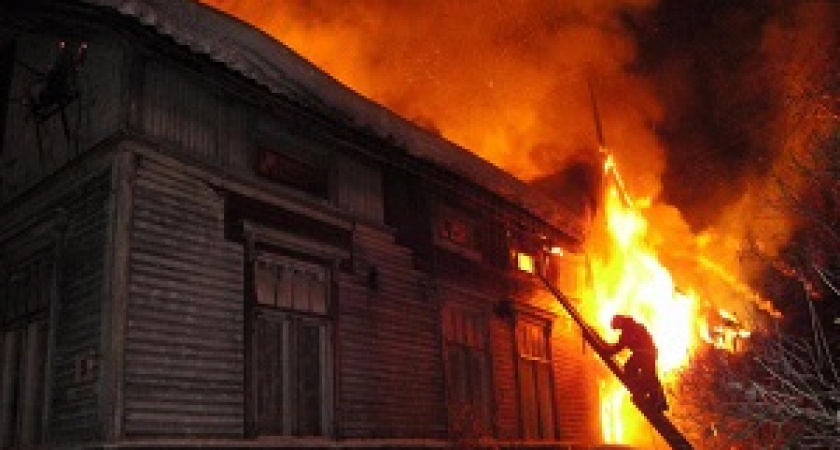 Под Волгоградом при пожаре в доме пострадала пенсионерка