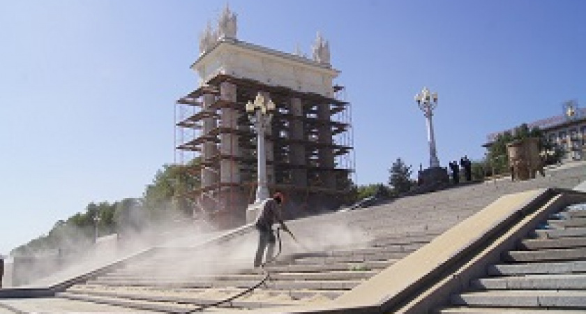 На Набережной укрепляют центральную лестницу