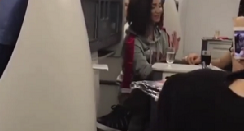 Пьяная Бузова терроризировала самолет своим неадекватным поведением