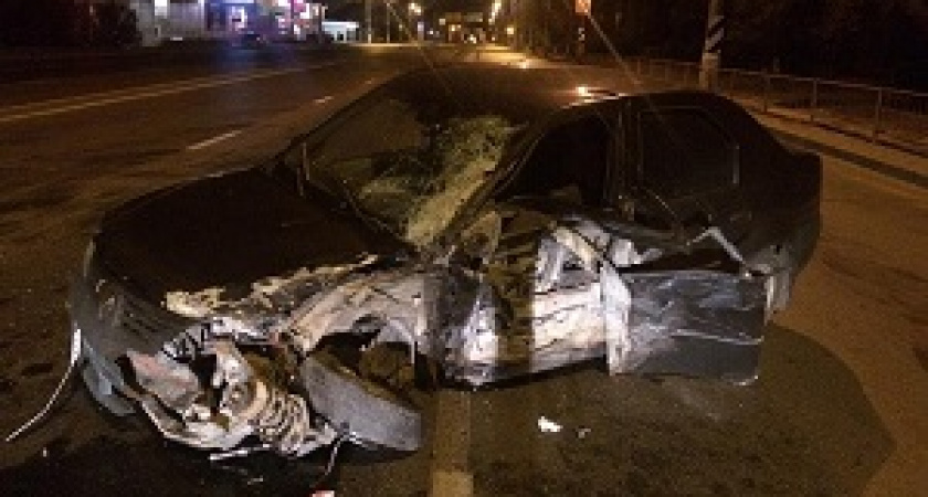 В Волгограде ночью в ДТП с фурой пострадал водитель легковушки
