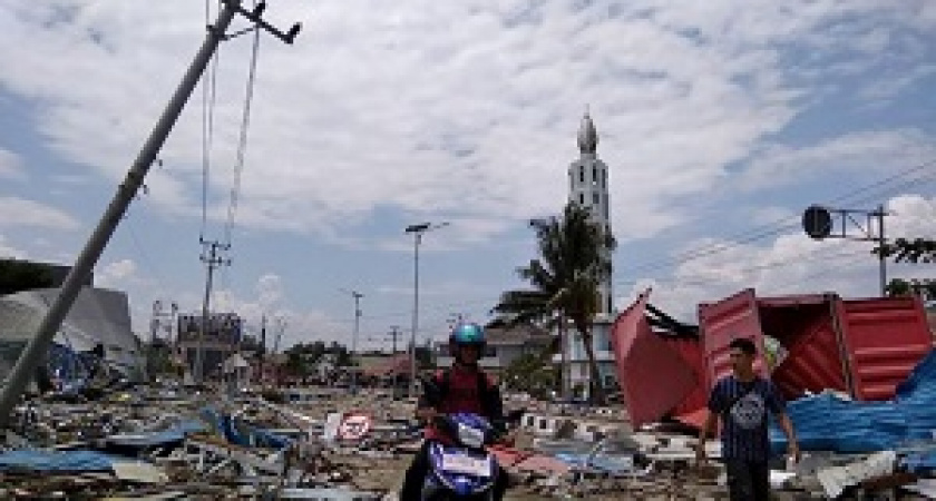 В результате землетрясения и цунами в Индонезии погибли более 380 человек