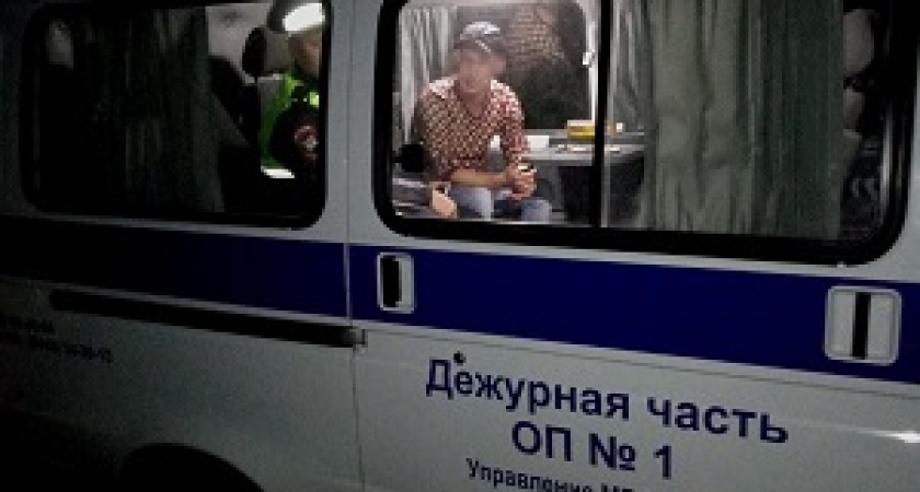 В Волжском ранее судимый мужчина ограбил девушку