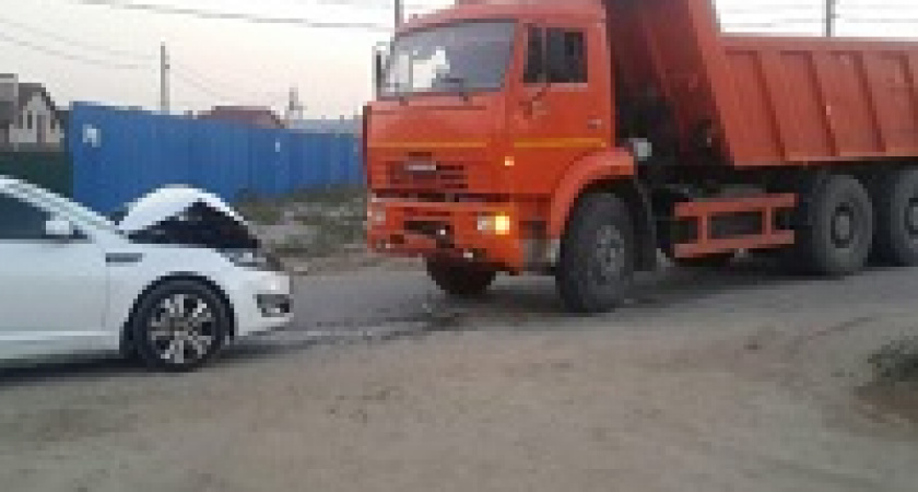 В Волгограде КамАЗ влетел в легковушку