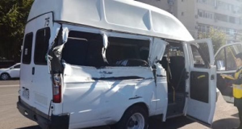 В центре Волгограда рефрижератор столкнулся с маршруткой