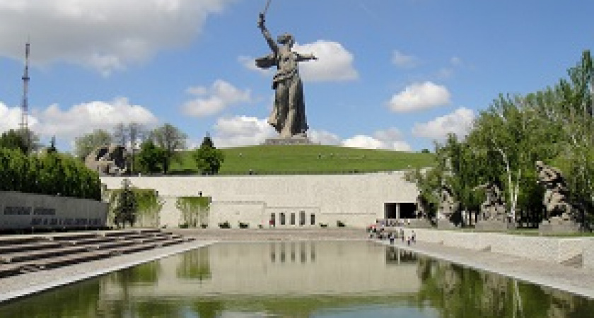 Памятнику-ансамблю героям Сталинградской битвы на Мамаевом кургане исполняется 51 год