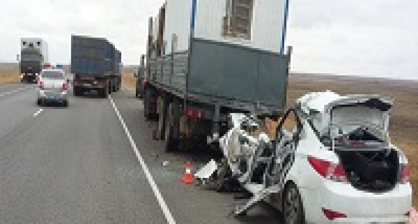 Под Волгоградом иномарка влетела в грузовик