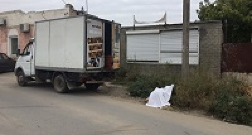 Волгоградец погиб, пытаясь остановить покатившийся фургон