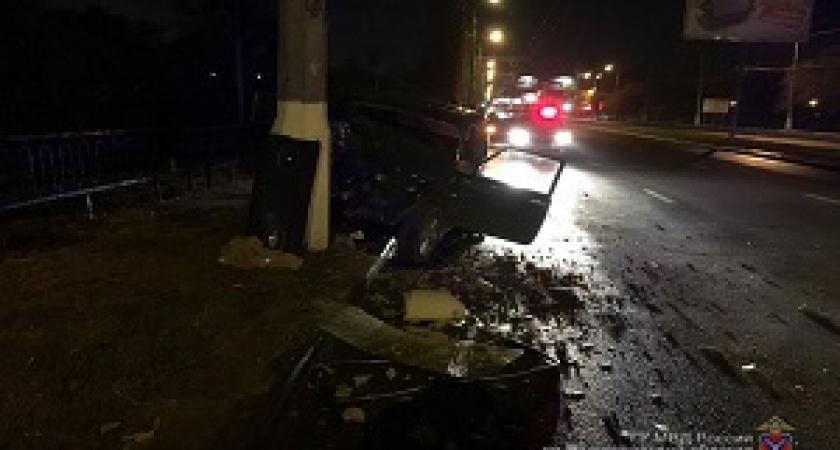 На севере Волгограда водитель-лихач протаранил световую опору