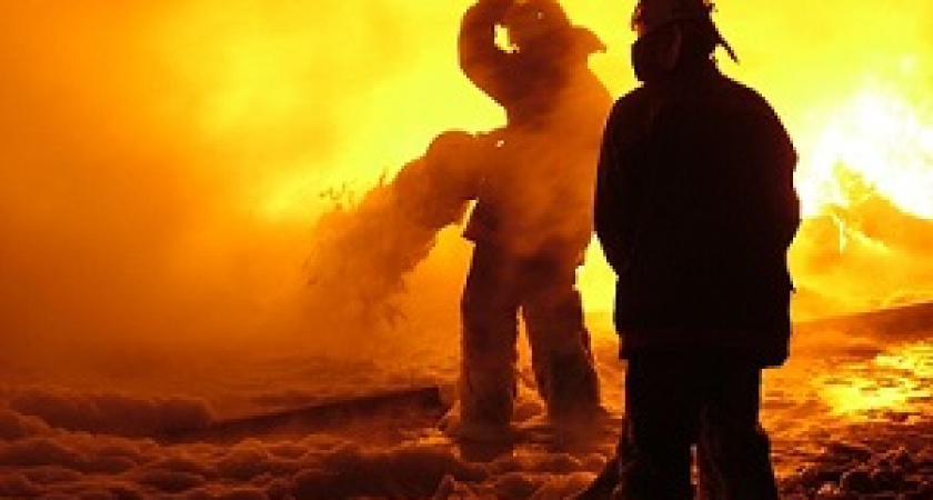 В Волгограде пожарные спасли из горящего дома два человека