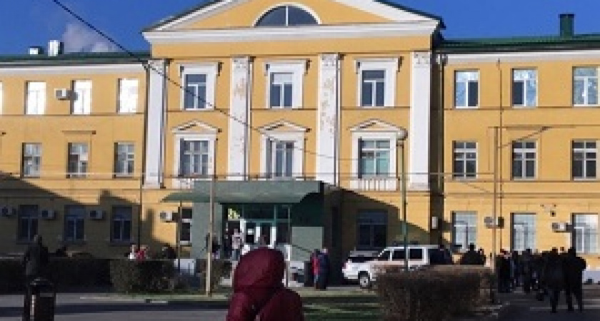 В Волгограде из-за пожара в областной больнице эвакуировали 500 человек