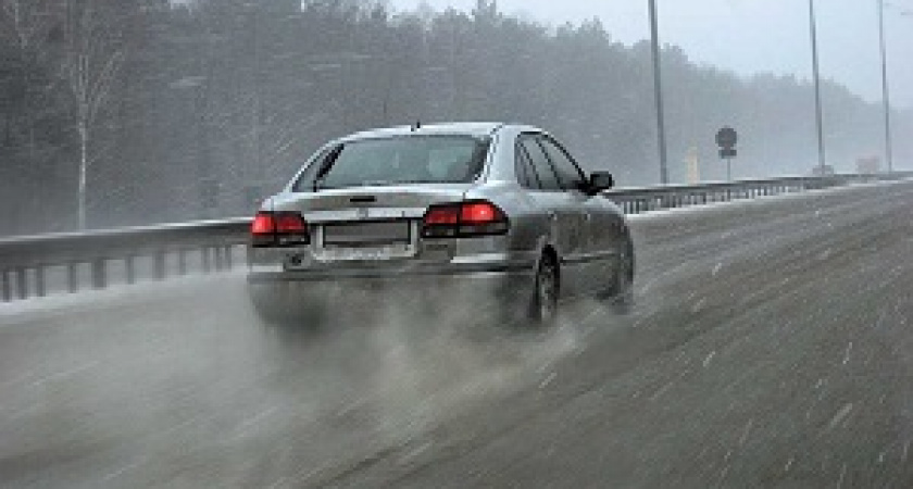 Автомобилисты предупреждают о гололеде на трассах региона
