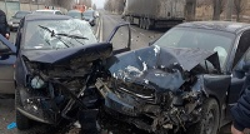 Легковушка вылетела на встречку и собрала еще три машины