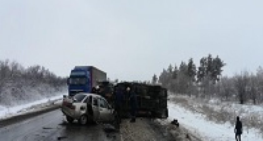 Под Волгоградом легковушка влетела в «Газель» и отлетела в другую машину