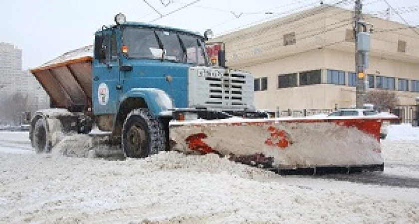 На улицах Волгограда работает около 70 единиц спецтехники