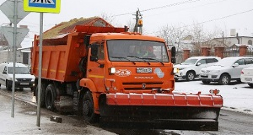 Утром волгоградские дороги расчищали 60 единиц спецтехники