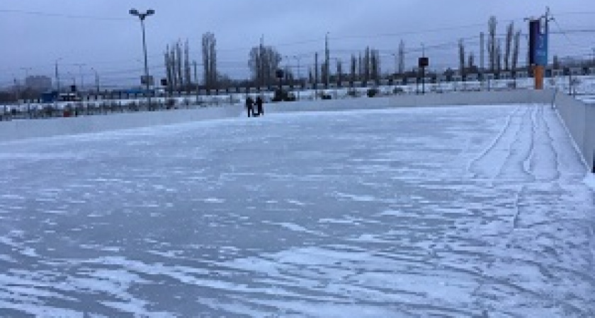 В двух районах Волгограда открылись ледовые катки