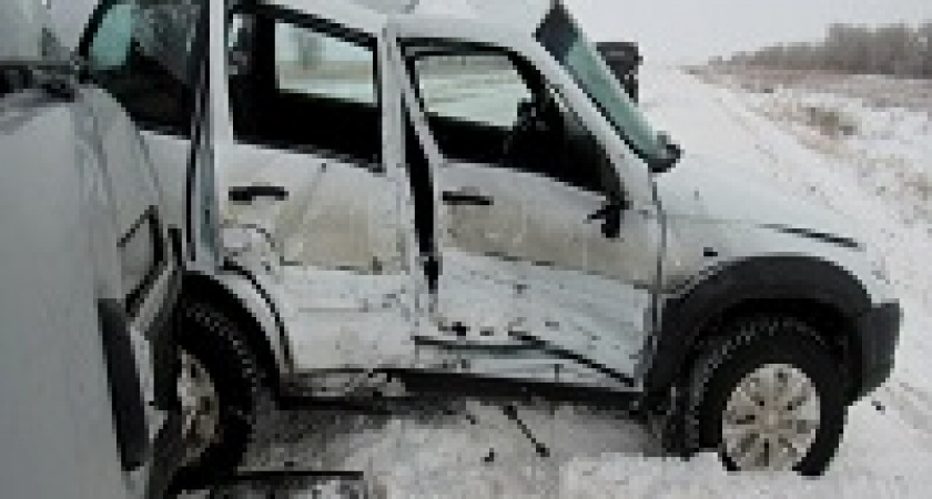 «Шевроле Нива» столкнулась с «Уазиком»: двое в больнице