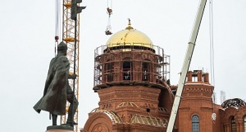 На храм Александра Невского установили купол