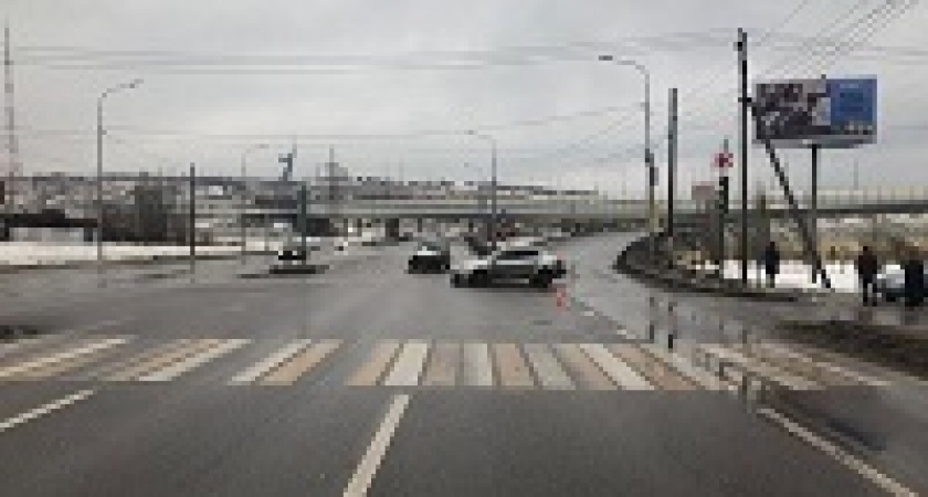 Водитель иномарки столкнулся с внедорожником у «Волгоград Сити»