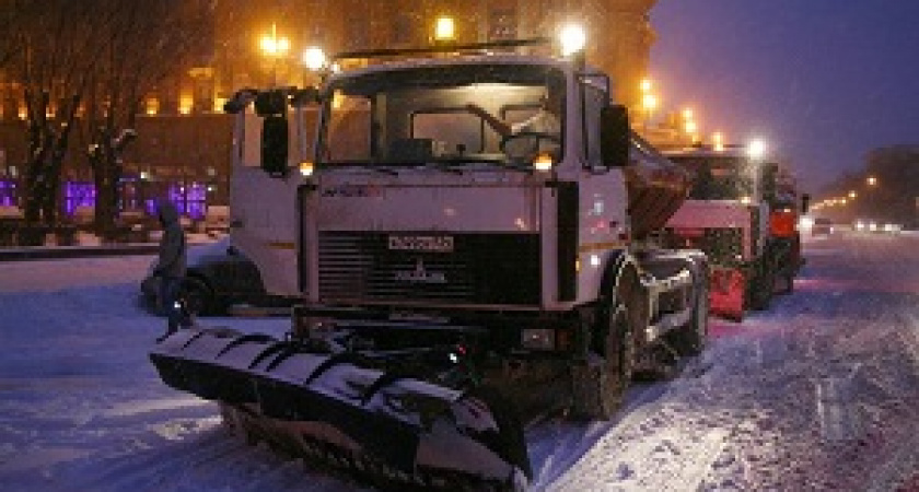 Всю ночь коммунальщики устраняли последствия снегопада на улицах Волгограда