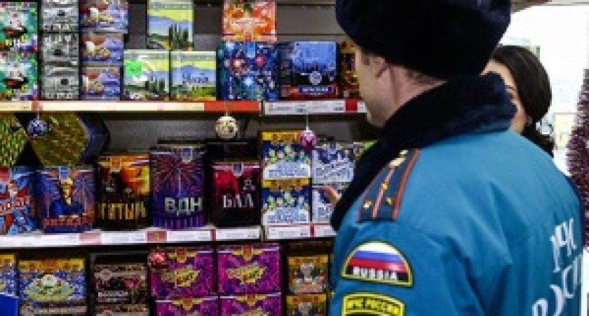 Сотрудники МЧС проверили точки продаж пиротехники в Волгограде