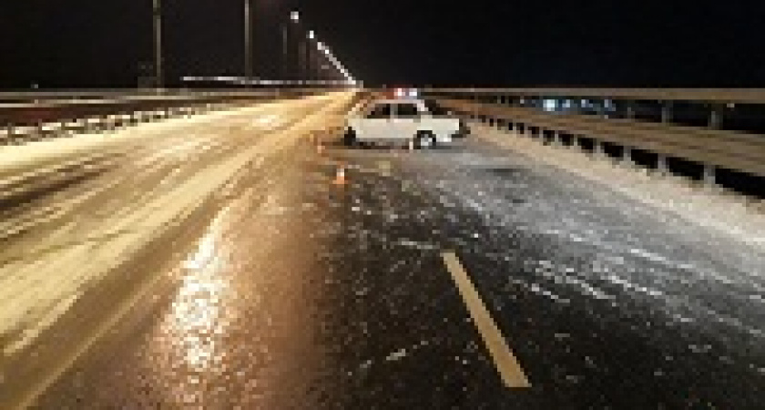 Под Волгоградом юный водитель врезался в ограждение на мосту