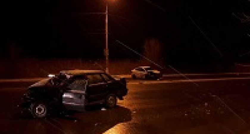 В Кировском районе легковушка на встречке столкнулась с иномаркой