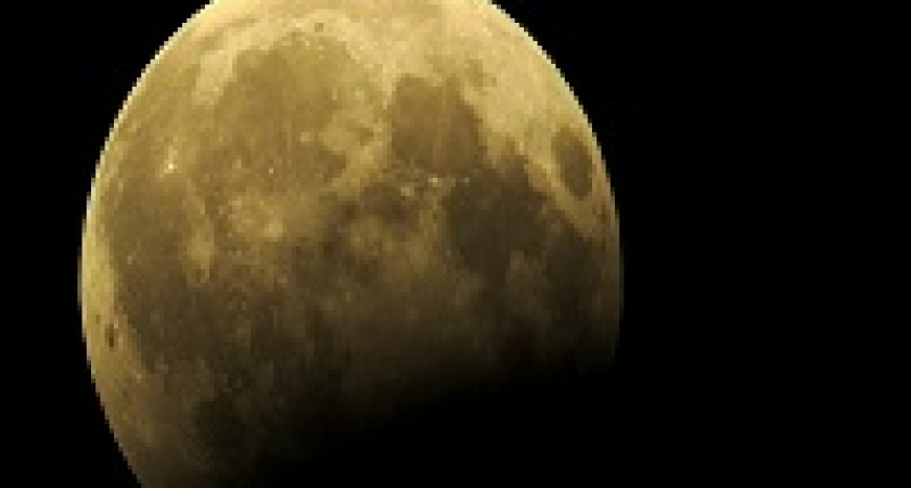 Волгоградцы пытаются увидеть лунное затмение