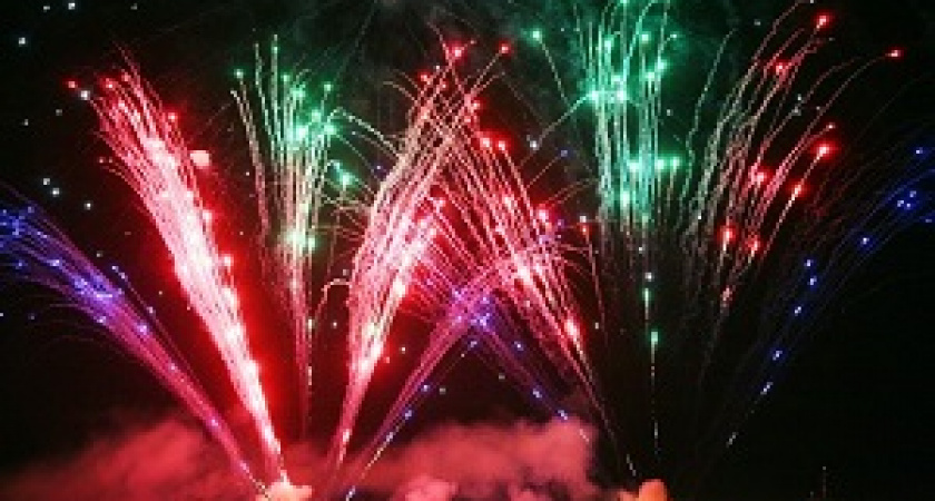 Небо над Волгоградом озарил праздничный фейерверк