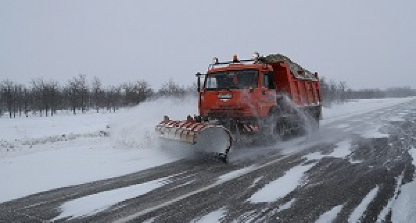 Дорожники продолжают обрабатывать трассы региона 