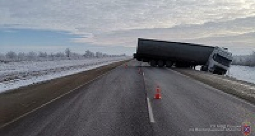 На трассе дальнобойщик погиб после столкновения с КамАЗом