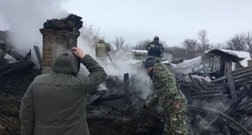 Под Волгоградом при пожаре дома заживо сгорели мужчина с ребенком 