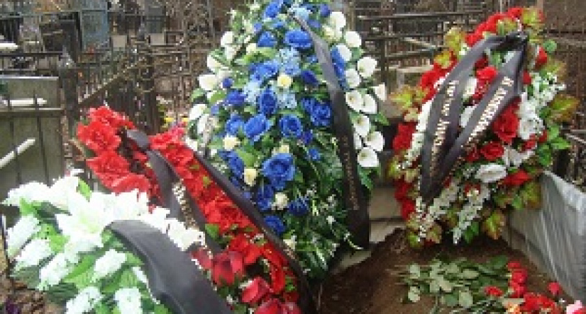 В Волгограде супруги похитили 57 поминальных венков с кладбища
