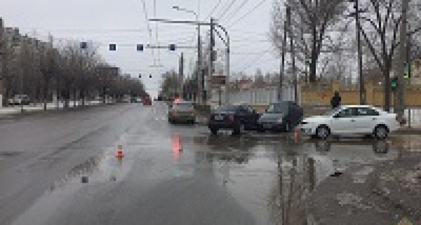 Водитель легковушки врезался сразу в две «Шкоды»