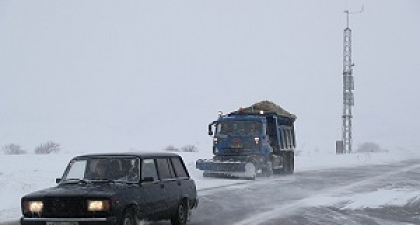 Дорожники продолжают расчищать трассы региона