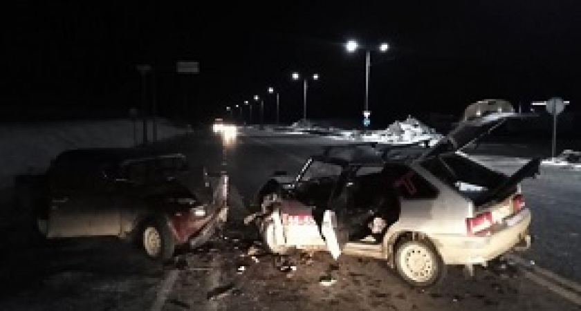 Под Волгоградом при столкновении легковушек пострадали пять человек