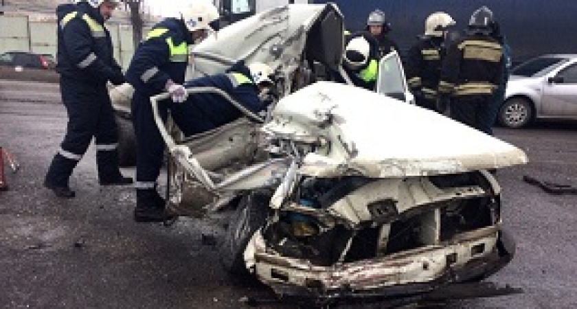 В Волгограде при столкновении грузовика и легковушки погибли два человека