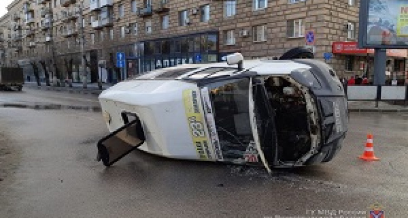 В центре Волгограда перевернулась маршрутка с пассажирами