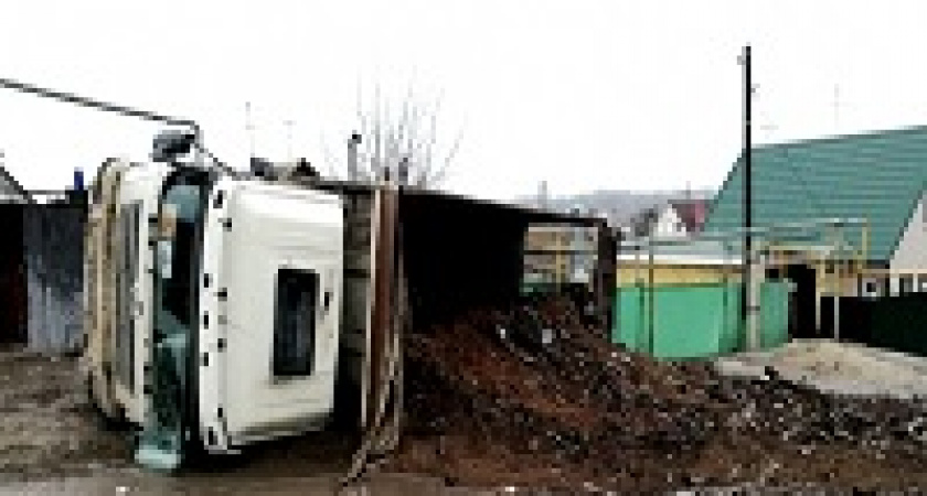 Под Волгоградом женщину убило перевернувшимся самосвалом