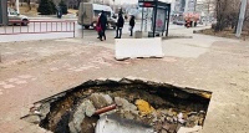 В Волгограде провалился тротуар на остановке