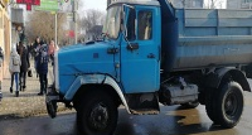 В Ворошиловском районе грузовик сбил школьника