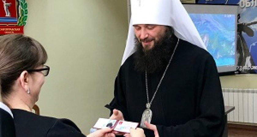Митрополиту Волгоградскому и Камышинскому Феодору вручили удостоверение члена ОП региона	