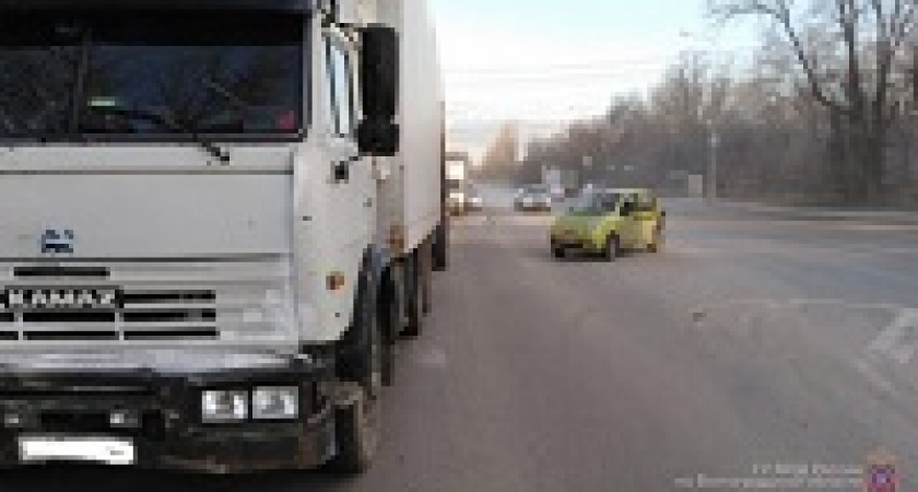 В Кировском районе малолитражка столкнулась с грузовиком