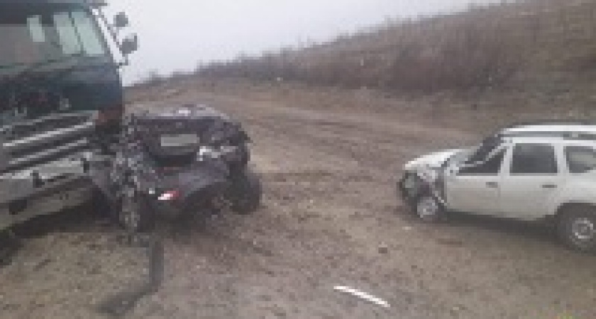 Под Волгоградом столкнулось 4 машины и автобус