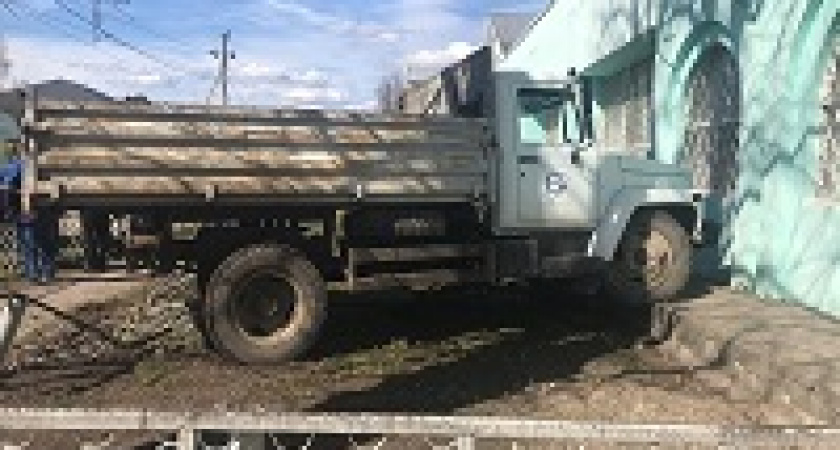 Водитель самосвала врезался в ограждение и погиб