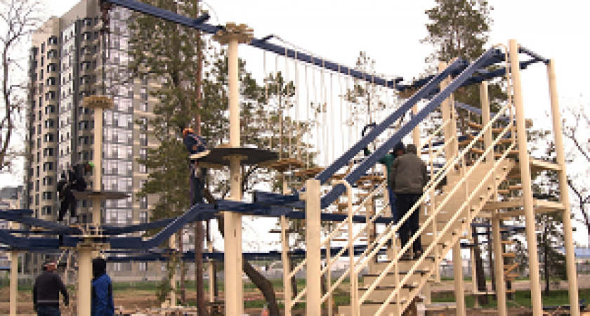 В ЦПКиО начали монтировать веревочный городок