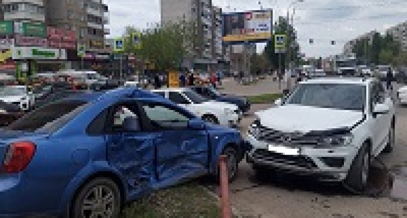 В Волгограде у иномарки смяло бок после ДТП