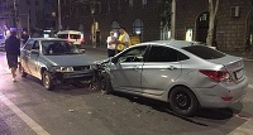 В центре Волгограда иномарка разбила две машины сразу