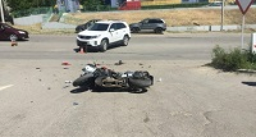 В Волгограде мотоциклист попал под колеса внедорожника