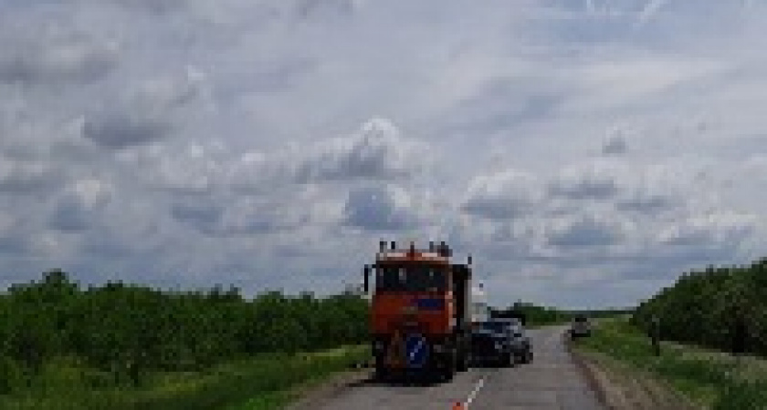 В Иловлинском районе легковушка влетела в стоящий КАМАЗ